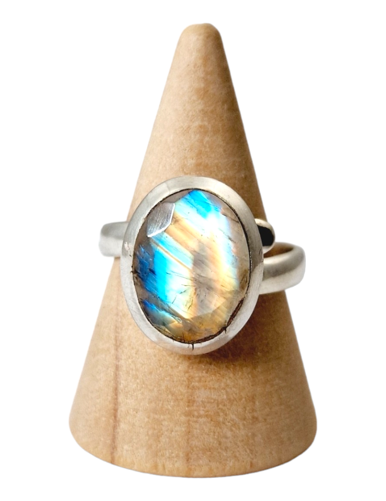 Anello Labradorite bianco sfaccettato incastonato in argento 925