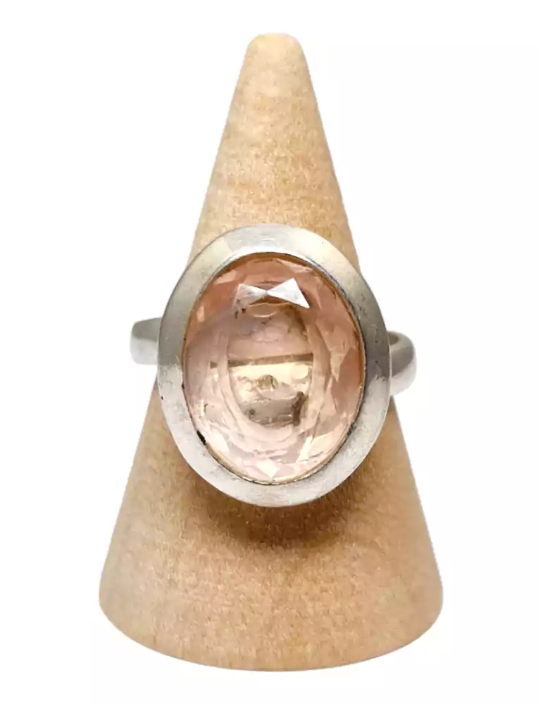 Anillo de cuarzo rosa facetado engastado en plata 925