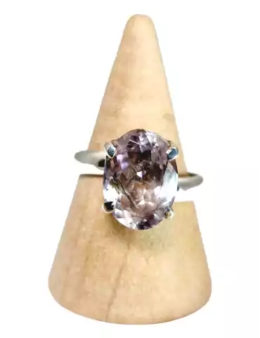 Anello con Kunzite rosa sfaccettata incastonato in argento 925