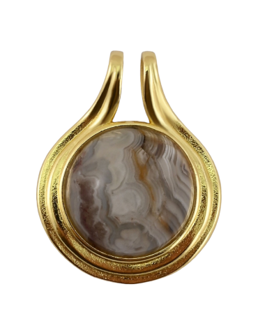 Gold pendant with banded chalcedony