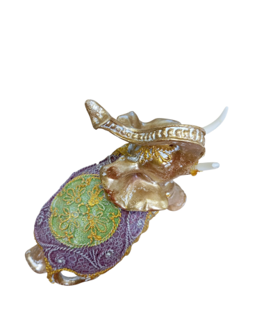 Elefante dourado com caparação verde e violeta de 18 cm