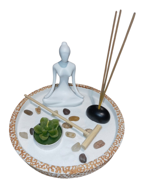 Witte Zen-tuin vrouw yogi
