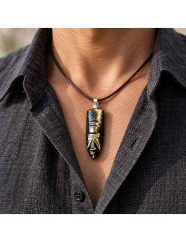 Pendentif masque sculpté en obsidienne dorée porté sur cordon