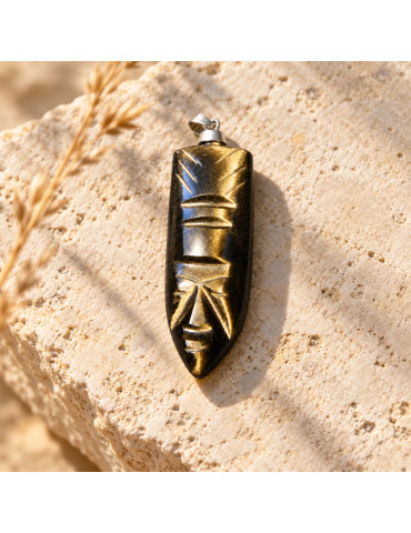 Pendentif en obsidienne dorée sculpté en masque aztèque sur pierre claire