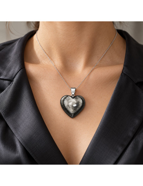 Pendentif cœur obsidienne argentée porté sur une tenue élégante