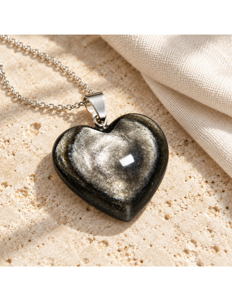 Pendentif cœur obsidienne argentée AA en ambiance naturelle