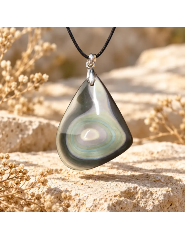 Pendentif obsidienne œil céleste AA du Mexique en ambiance naturelle