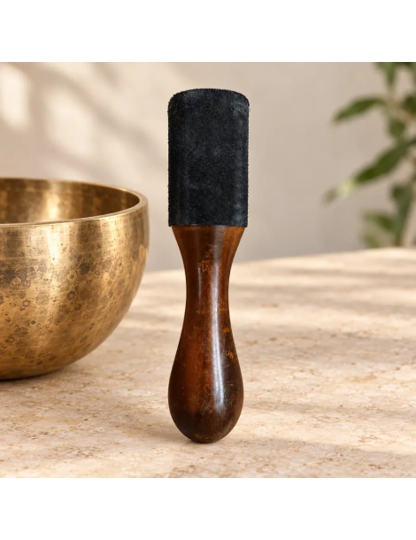 Maillet pour bol chantant en bois et daim noir – 18 × 4 cm