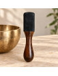 Maillet pour bol chantant en bois et daim noir – 18 × 4 cm