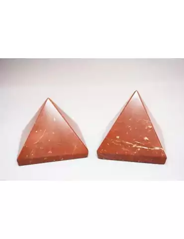 Pyramide aus rotem Jaspis